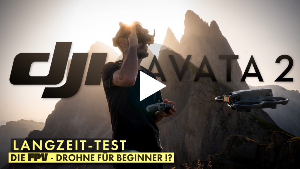 Das Thumbnail von Himmelwerke, dem Langzeit-Testvideo auf YouTube. Man sieht ein Mann der die DJI FPV Goggle 3 auf dem Kopf hat und den DJI Remote Controller 3 in der Hand. Die DJI Avata 2 ist im Vordergrund rechts zu sehen. Im Hintergrund ist eine gewaltige Berglandschaft zu sehen. In der Mitte ist ganz groß der Schriftzug DJI AVATA 2 zu erkennen. Außerdem steht in gelber Schrift: Langzeit-Test, Die FPV-Drohne für Beginner!? im unteren linken Bildeck.