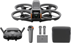 Die DJI AVATA 2 Fly More Combo (3 Akkus) in der Übersicht mit Inhalt.