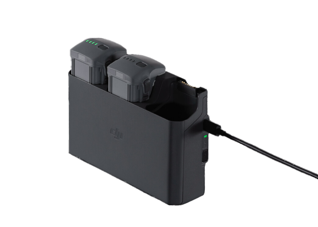 Ein PNG Bild, also ohne Hintergrund von der Ladestation der DJI Air 3S. Es stecken zwei Akkus im Case und beim Akku ganz links leuchten 4 grüne LED.