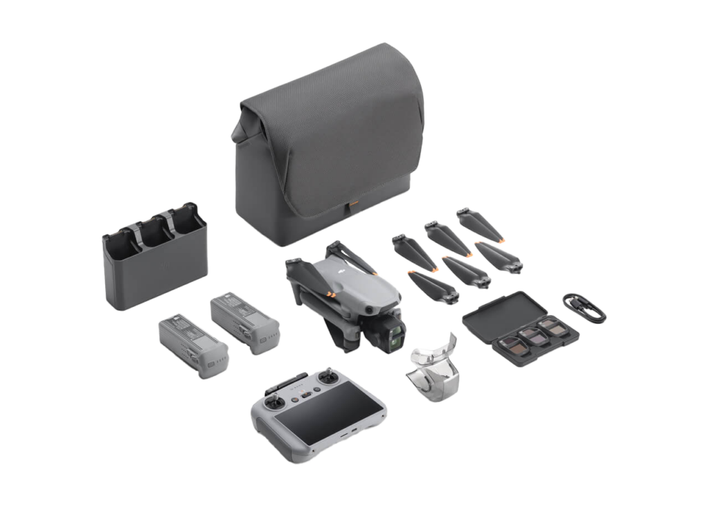 Das DJI Air 3 S Fly More Combo mit dem gesamten Inhalt des Combos ausgebreitet. Es handelt sich um ein PNG Bild wo der Hintergrund nicht zu sehen ist, sondern nur alle Teile des Combos. Hier mit dem DJI RC 2 Controller