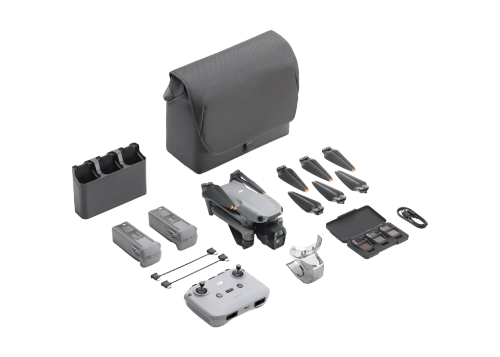 Das DJI Air 3 S Fly More Combo mit dem gesamten Inhalt des Combos ausgebreitet. Es handelt sich um ein PNG Bild wo der Hintergrund nicht zu sehen ist, sondern nur alle Teile des Combos. Hier mit dem DJI RC-N3 Controller