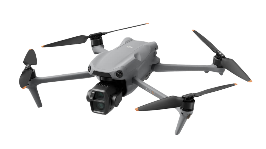 Ein PNG Bild von der DJI Air 3S in ausgeklapptem Zustand. Die Drohne wird von schräg vorne und leicht von oben gezeigt.