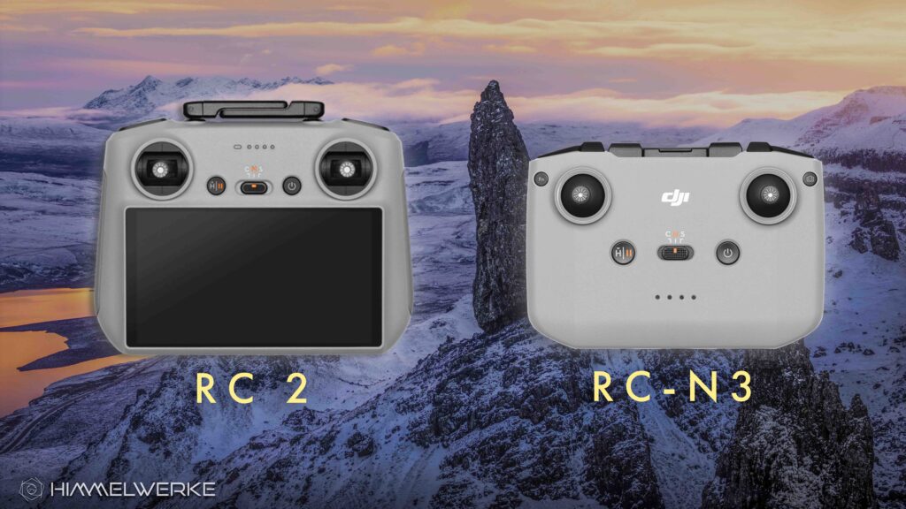 In dem Bild sieht man eine Nahaufnahme der DJI Controller RC 2 auf der linken Seite und dem RC-N3 auf der rechten Seite. Im Hintergrund ist eine Schneelandschaft aus Schottland zu erkennen.