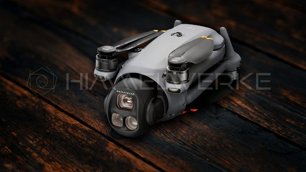 DJI Mavic 4 Pro - Alle Daten, Infos und Leaks zur neuen Drohne ! Das Blogbeitragsbild von Himmelwerke zeigt die neue DJI Mavic 4 Pro zusammengeklappt auf einem dunkelbraunen Holzboden, der zum Teil schwarz verbrannt ist, was dem Bild ein düsteren Look gibt. Die Drohne wird von schräg vorne gezeigt, sodass man die drei Kameras gut erkennen kann.