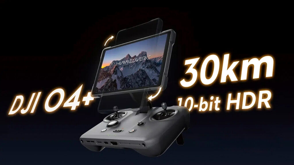 Das Bild zeigt den neuen RC Pro 2 Controller von DJI im ausgeklappten Zustand. Der Bildschirm ist eingeschaltet, ein Bergpanorama ist darauf zu erkennen und mit Pfeilen wird darauf hingewiesen, dass man das Display auch in die Vertikale ausrichten kann. Ansonsten sind noch Schriftzüge mit DJI O4+ sowie 30km 10-bit HDR im schwarzen Hintergrund recht groß zu erkennen