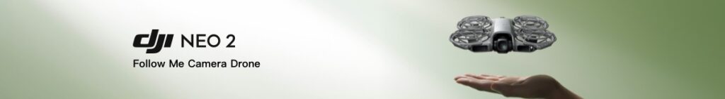 Ein Himmelwerke Bild zum DJI Neo 2 Test. DJI Neo Werbebanner. In Engisch steht unter dem DJI NEO 2 Logo: Follow Me Camera Drone und rechts sieht man die DJI Neo 2 in der Luft und eine Hand ist unter ihr ausgestreckt.