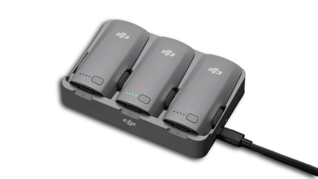 Ein Himmelwerke Bild zum DJI Neo 2 Test. Zweiwege Ladestation der DJI Neo 2 in der Draufsicht. es sind alle 3 Akkus eingesetzt. PNG Format.