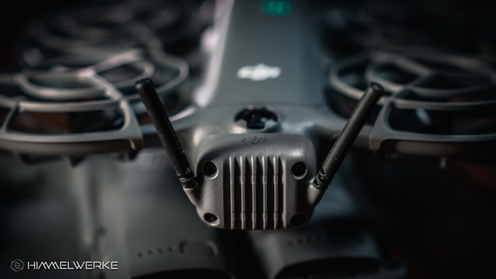 Ein Himmelwerke Bild zum DJI Neo 2 Test. Es wird der Fokus auf das Heck der DJI Neo 2 gelegt. Der Transceiver (Sendeempfänger) ist aufgesteckt.